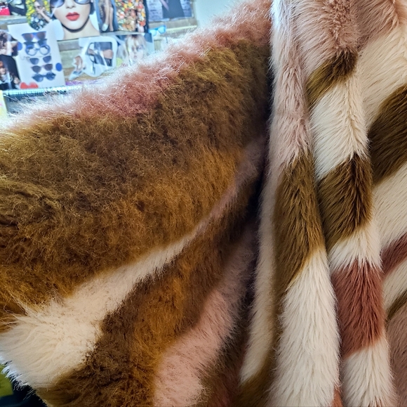 Anthropologie Fauna Faux Fur Throw Blanket 70" × 60" - Picture 5 of 7